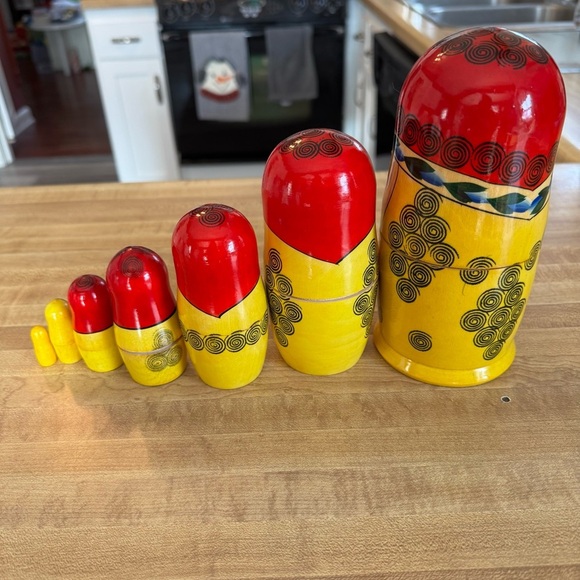 Russian Matryoshka Nesting Dolls 7-Piece Set Hand Painted Made in Russia - Picture 2 of 8